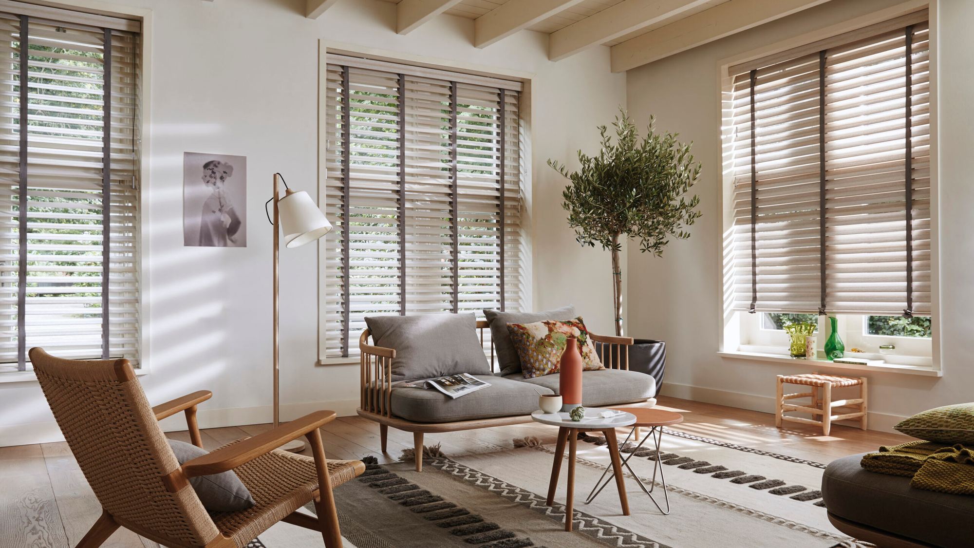 Lichte woonkamer met houten jaloezieën