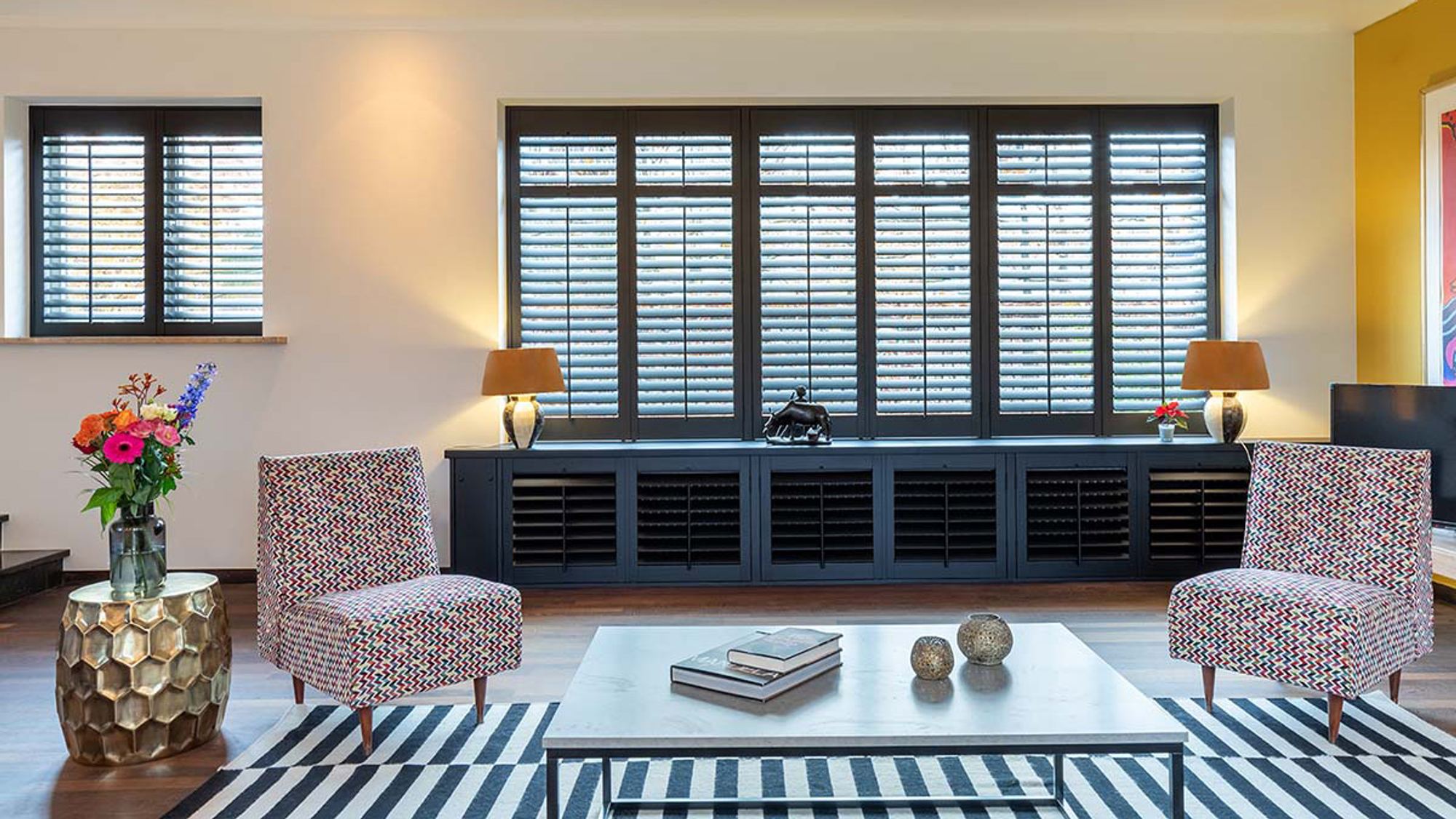 Zwarte shutters met lichte houtnerf